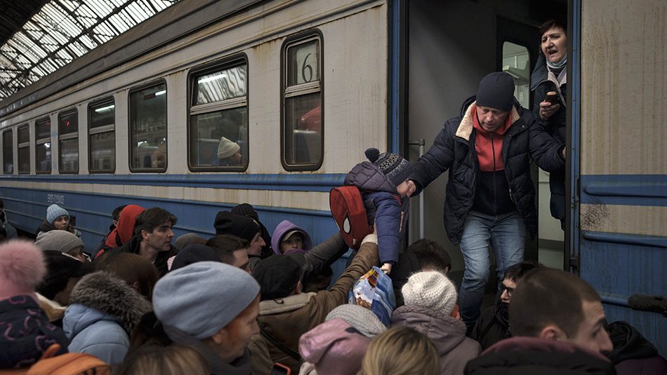 Szlovákiába-tartó-vonatra-szállnak-az-orosz-támadás-miatt-menekülő-emberek-a-nyugat-ukrajnai-Lvivben-2022.-március-2-MTI-AP-Felipe-Dana-950.jpg